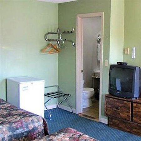 Budget Inn Lake George Queensbury Room photo