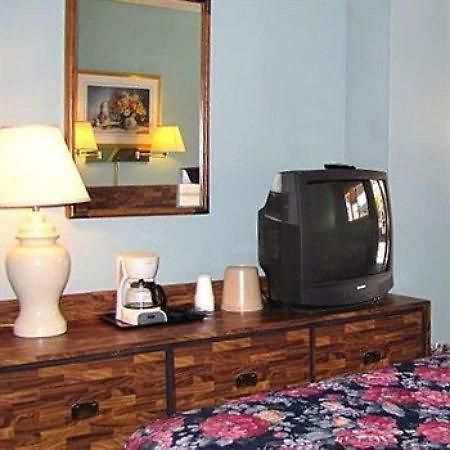 Budget Inn Lake George Queensbury Room photo