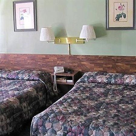 Budget Inn Lake George Queensbury Room photo